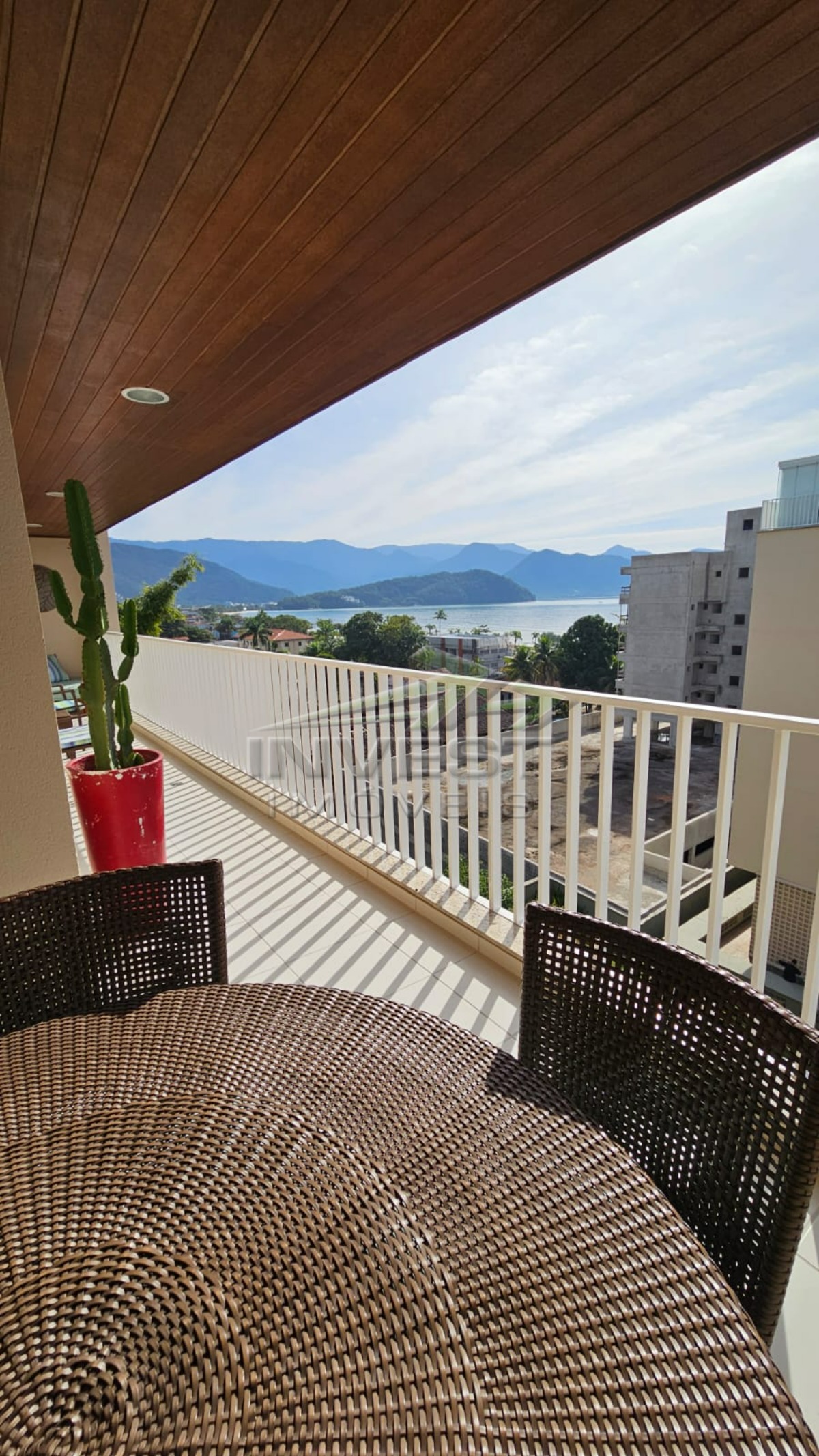 Ubatuba, Itaguá- Belíssimo Apartamento de 3 Suítes com Vista Mar, em Condomínio Alto Padrão!