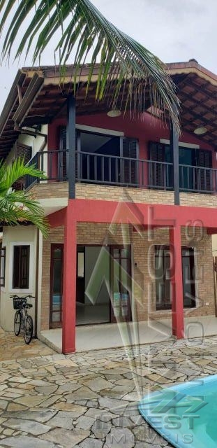 Ubatuba, Centro, - Casa com 04 Suítes e Área de Lazer