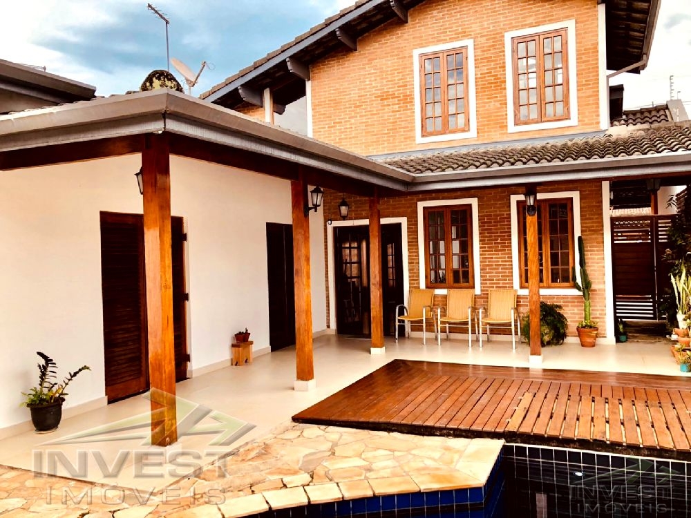 Ubatuba, Centro - Casa Sobrado, Ótima Localização, 03 Dormitoriso Sendo 01 Suíte Master e Área de Lazer