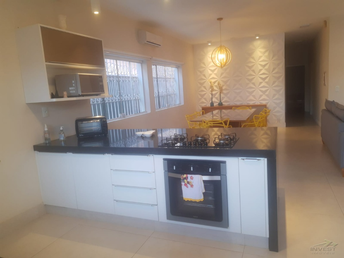 Ubatuba, Centro- Belíssima Casa com 3 Dormitórios, Sendo 1 Suíte, em Ótima Localização!