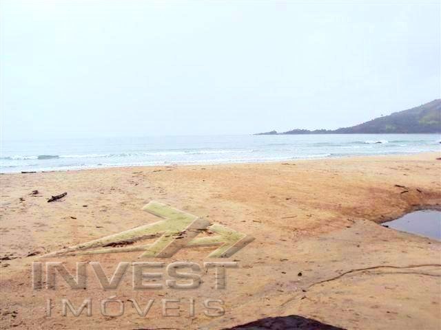 Área com 94284m2, com 300m de Extensão de Praia e com Área Construída de 900m2